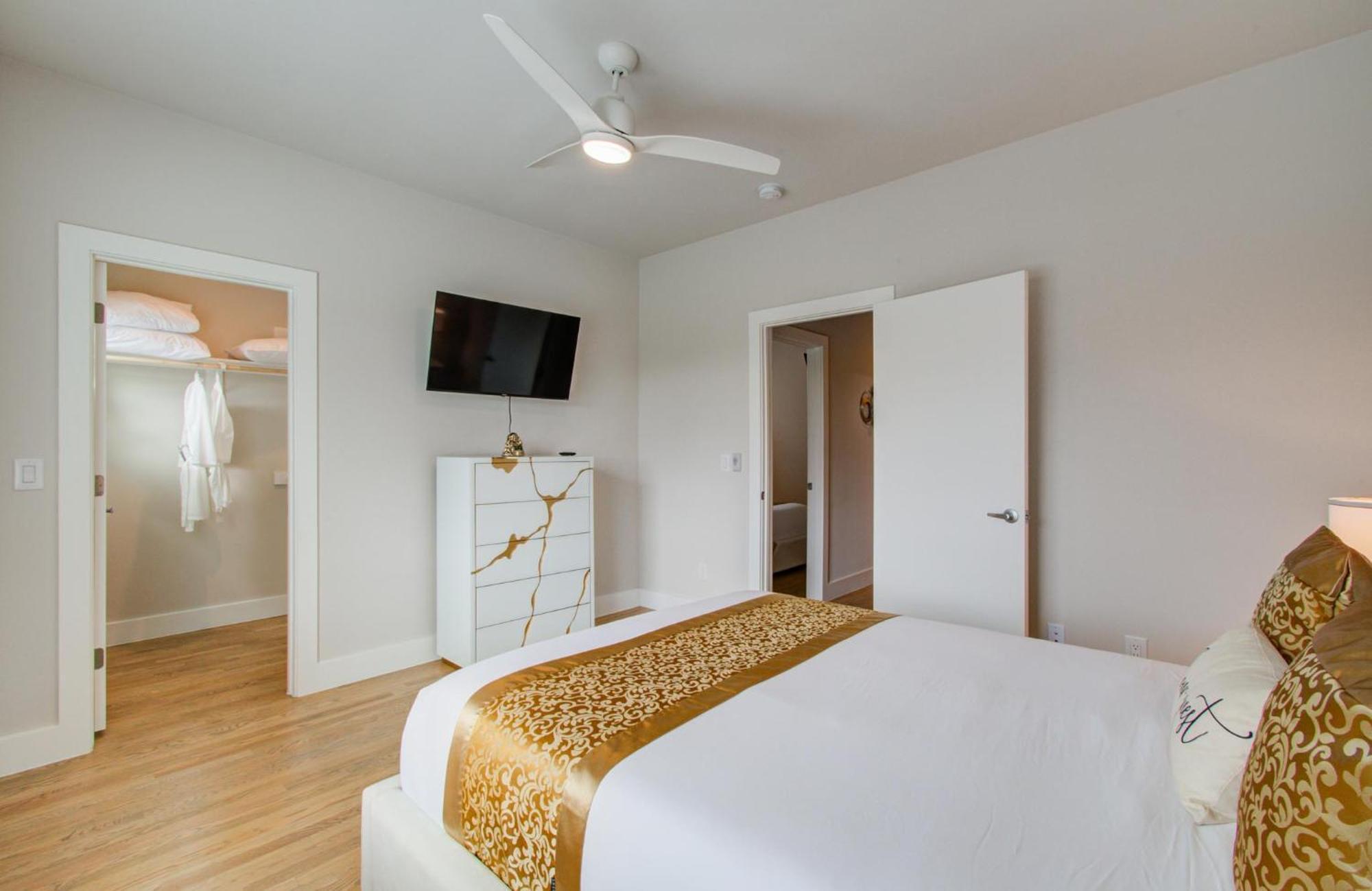 Comfort Exceed In This 3 Bedroom Premium In Houston! *