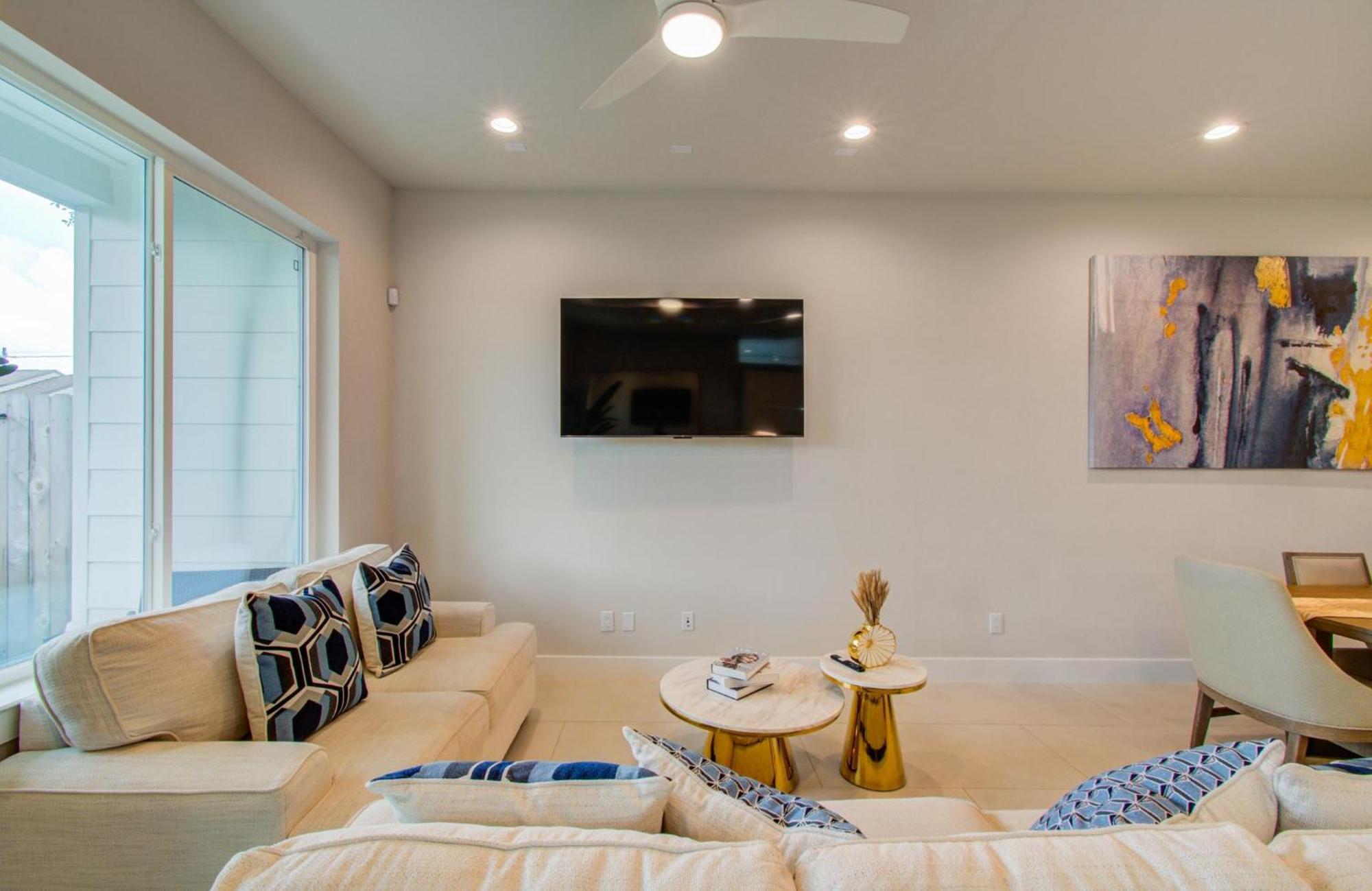Comfort Exceed In This 3 Bedroom Premium In Houston! * Houston